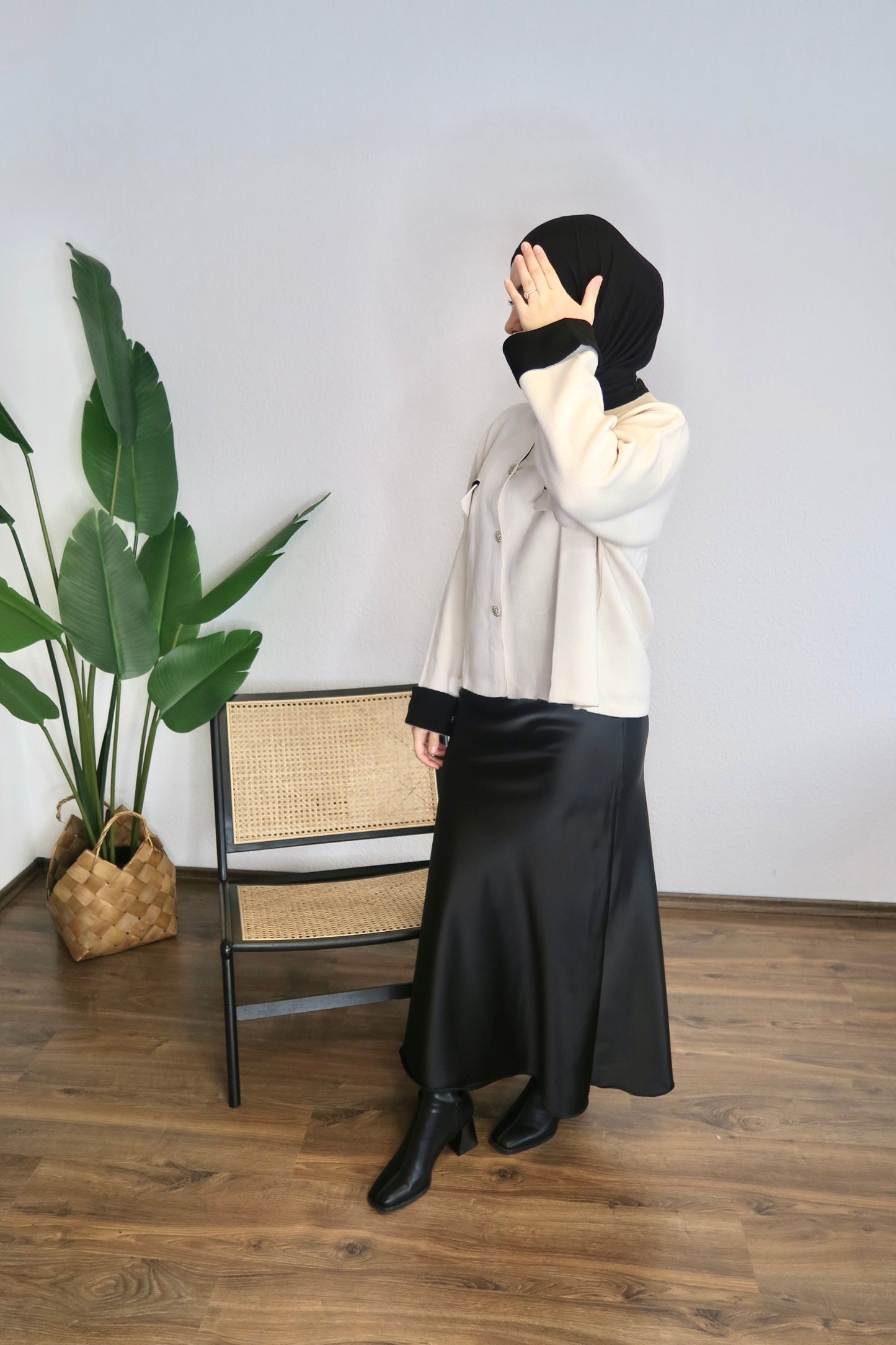 INAYA satin skirt in black